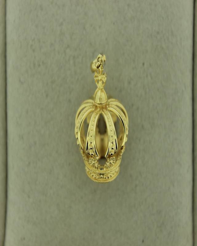18K LARGE CROWN PEDANT.